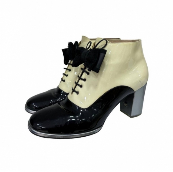 CHANEL patent leather lace up boots - Picture 2 of 6